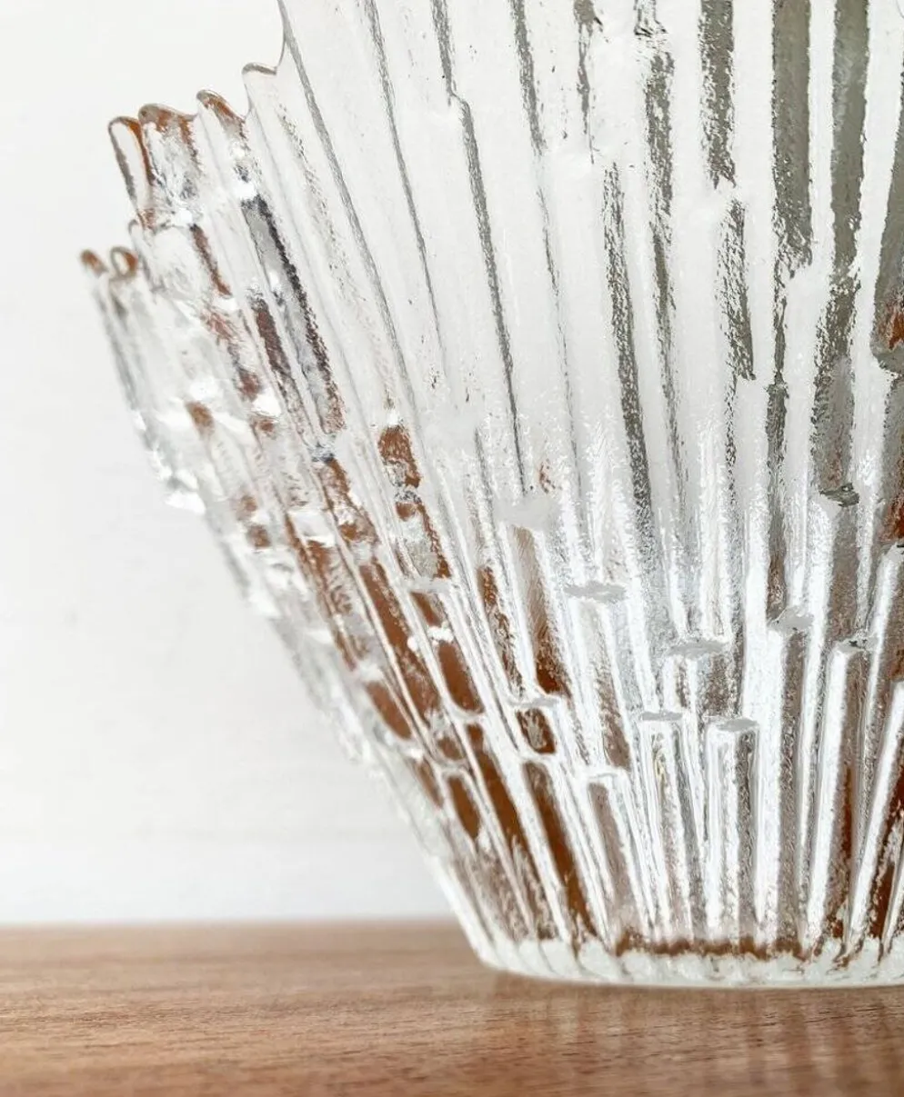 Bol en verre Revontulet de Tauno Wirkkala pour Humppila, milieu-centre.