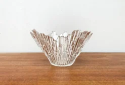 Bol en verre Revontulet de Tauno Wirkkala pour Humppila, milieu-centre.