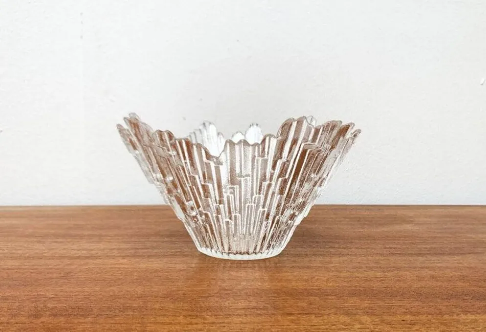 Bol en verre Revontulet de Tauno Wirkkala pour Humppila, milieu-centre.