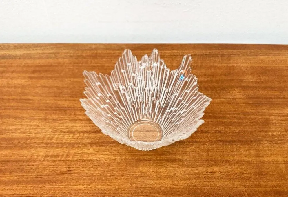 Bol en verre Revontulet de Tauno Wirkkala pour Humppila, milieu-centre.