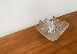 Bol en verre Revontulet de Tauno Wirkkala pour Humppila, milieu-centre.