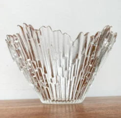 Bol en verre Revontulet de Tauno Wirkkala pour Humppila, milieu-centre.