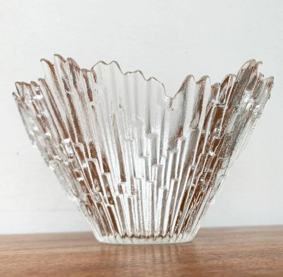Bol en verre Revontulet de Tauno Wirkkala pour Humppila, milieu-centre.