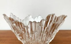 Bol en verre Revontulet de Tauno Wirkkala pour Humppila, milieu-centre.
