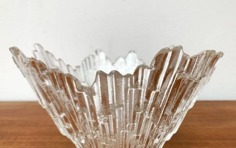 Bol en verre Revontulet de Tauno Wirkkala pour Humppila, milieu-centre.