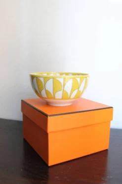 Bol moyen Hermès en porcelaine modèle "Soleil d'Hermès" jaune et blanc