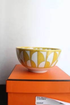 Bol moyen Hermès en porcelaine modèle "Soleil d'Hermès" jaune et blanc