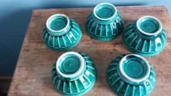 Bols côtelés en céramique émaillée vert émeraude