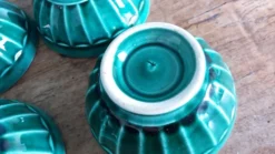 Bols côtelés en céramique émaillée vert émeraude