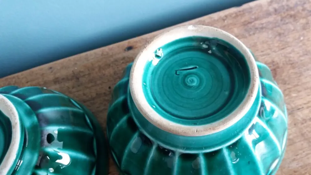 Bols côtelés en céramique émaillée vert émeraude
