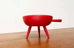 Bol tripod rouge en bois de style mid-century moderne de Paavo Asikainen, Finlande, années 1960