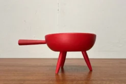 Bol tripod rouge en bois de style mid-century moderne de Paavo Asikainen, Finlande, années 1960