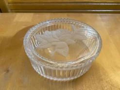 Bonbonnière Ancienne Boite À Bijoux Verre Moulé Décor Roses Vintage