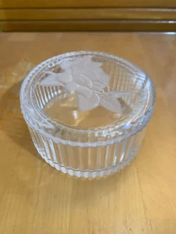 Bonbonnière Ancienne Boite À Bijoux Verre Moulé Décor Roses Vintage