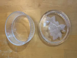 Bonbonnière Ancienne Boite À Bijoux Verre Moulé Décor Roses Vintage