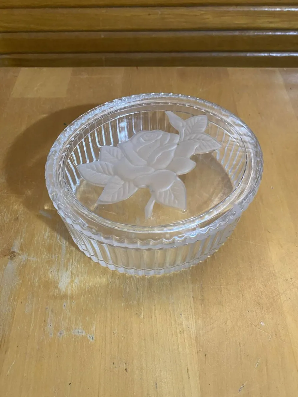 Bonbonnière Ancienne Boite À Bijoux Verre Moulé Décor Roses Vintage