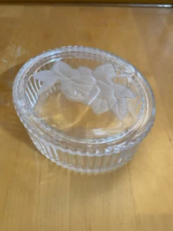 Bonbonnière Ancienne Boite À Bijoux Verre Moulé Décor Roses Vintage