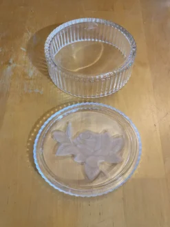 Bonbonnière Ancienne Boite À Bijoux Verre Moulé Décor Roses Vintage