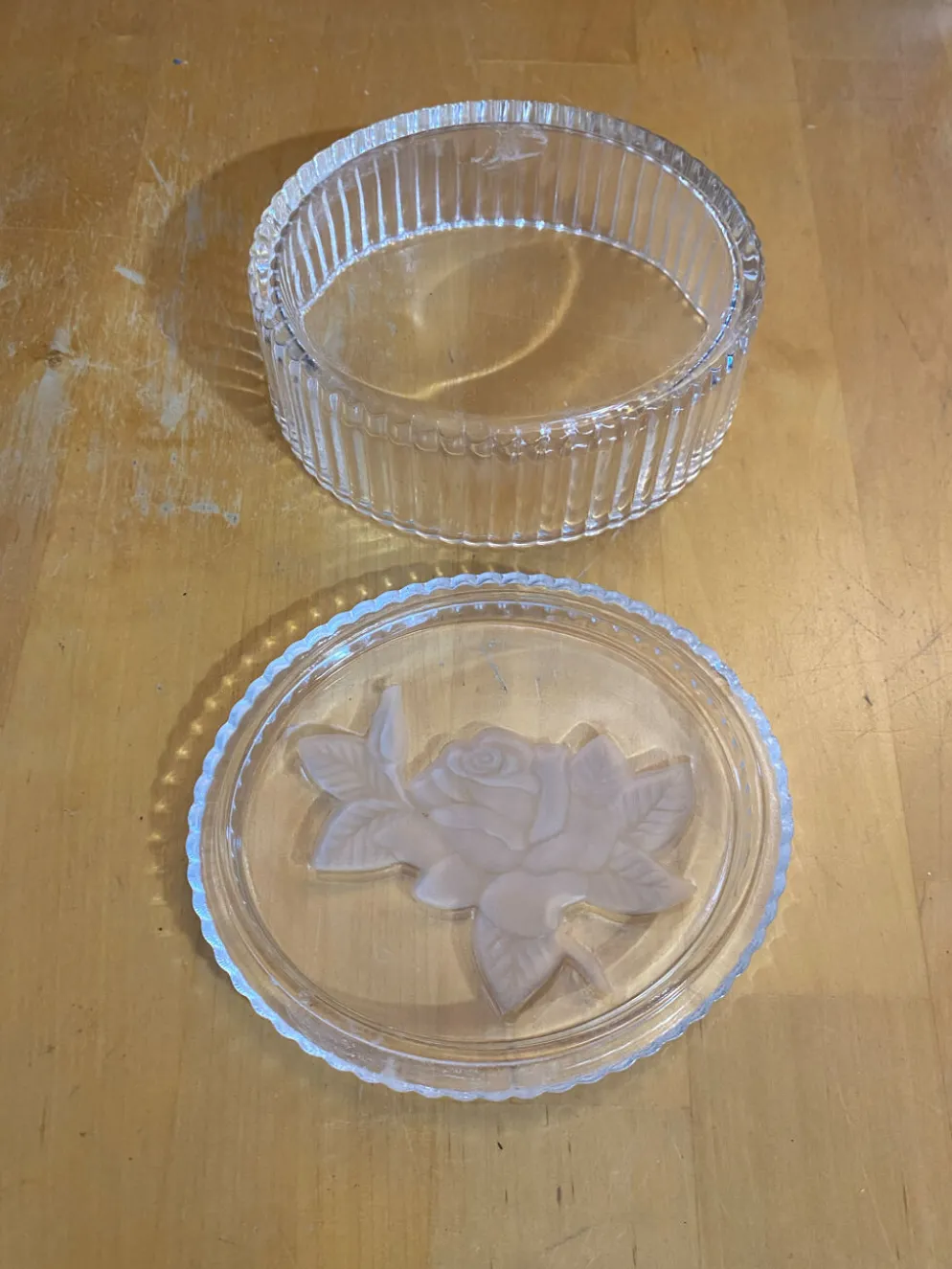 Bonbonnière Ancienne Boite À Bijoux Verre Moulé Décor Roses Vintage