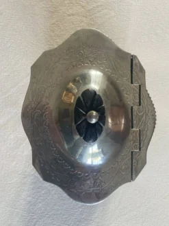 Bonbonnière, boîte à thé victorienne en métal argenté, XIXe siecle