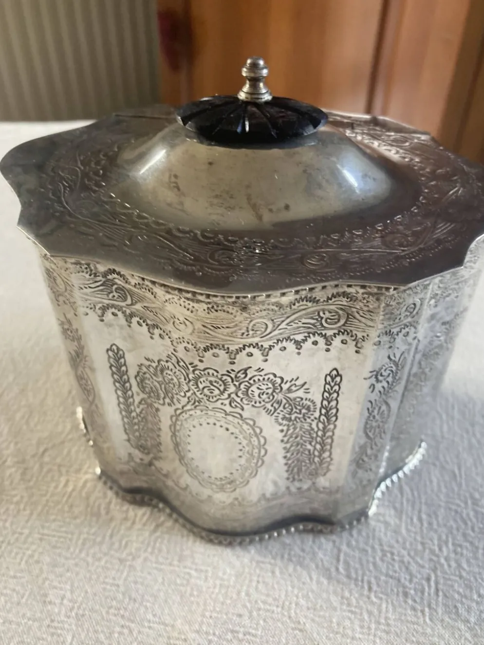 Bonbonnière, boîte à thé victorienne en métal argenté, XIXe siecle