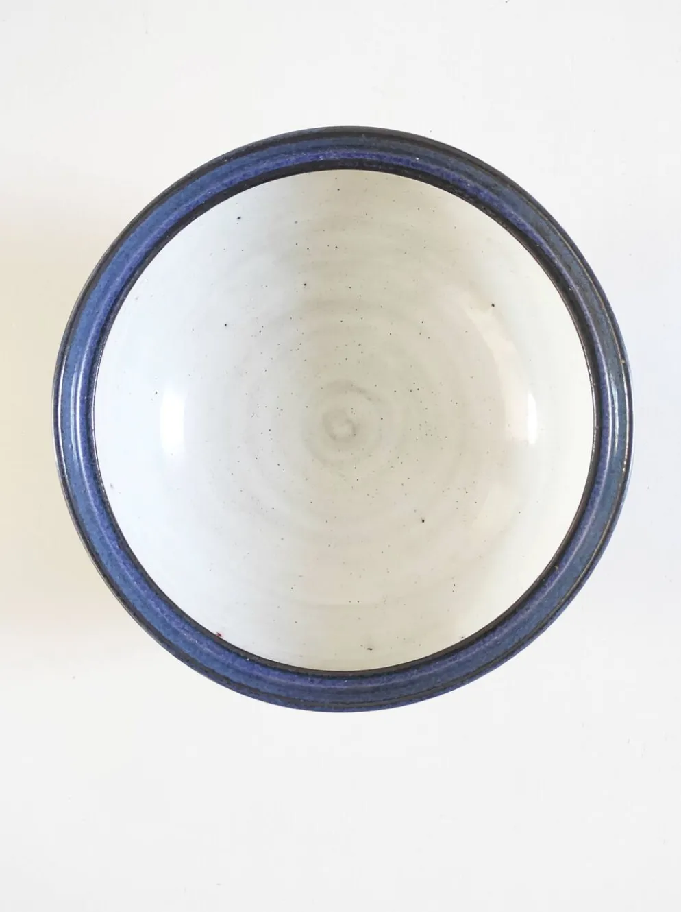 Bonbonnière en céramique bleue foncée