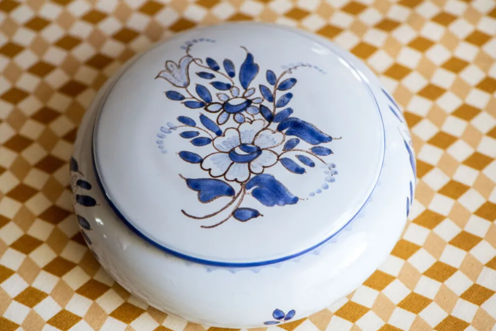 Bonbonnière en faïence de Nevers - Atelier C. Girande