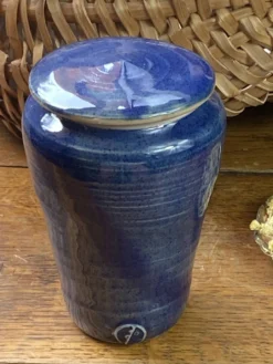 Bonbonnière en grès vernissé bleu