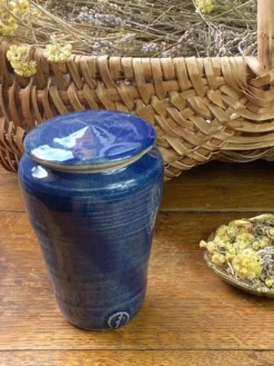 Bonbonnière en grès vernissé bleu