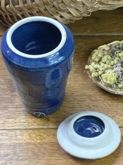 Bonbonnière en grès vernissé bleu