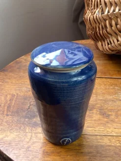 Bonbonnière en grès vernissé bleu