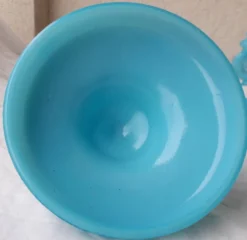 Bonbonnière en opaline bleue