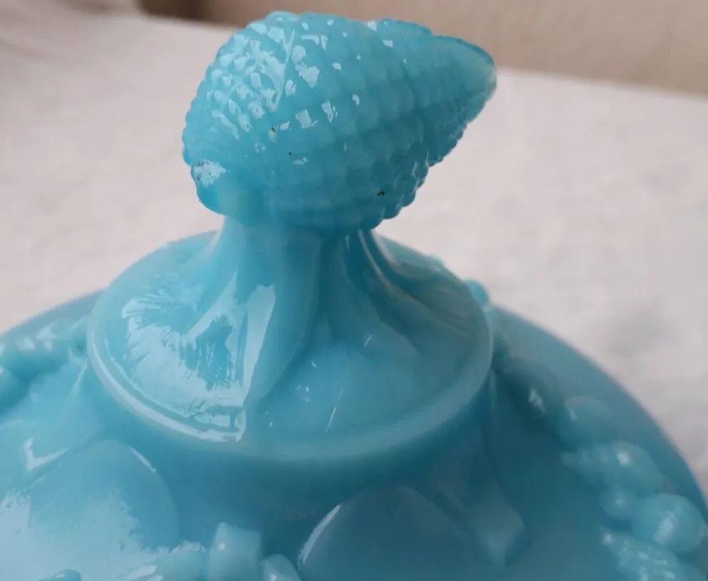 Bonbonnière en opaline bleue