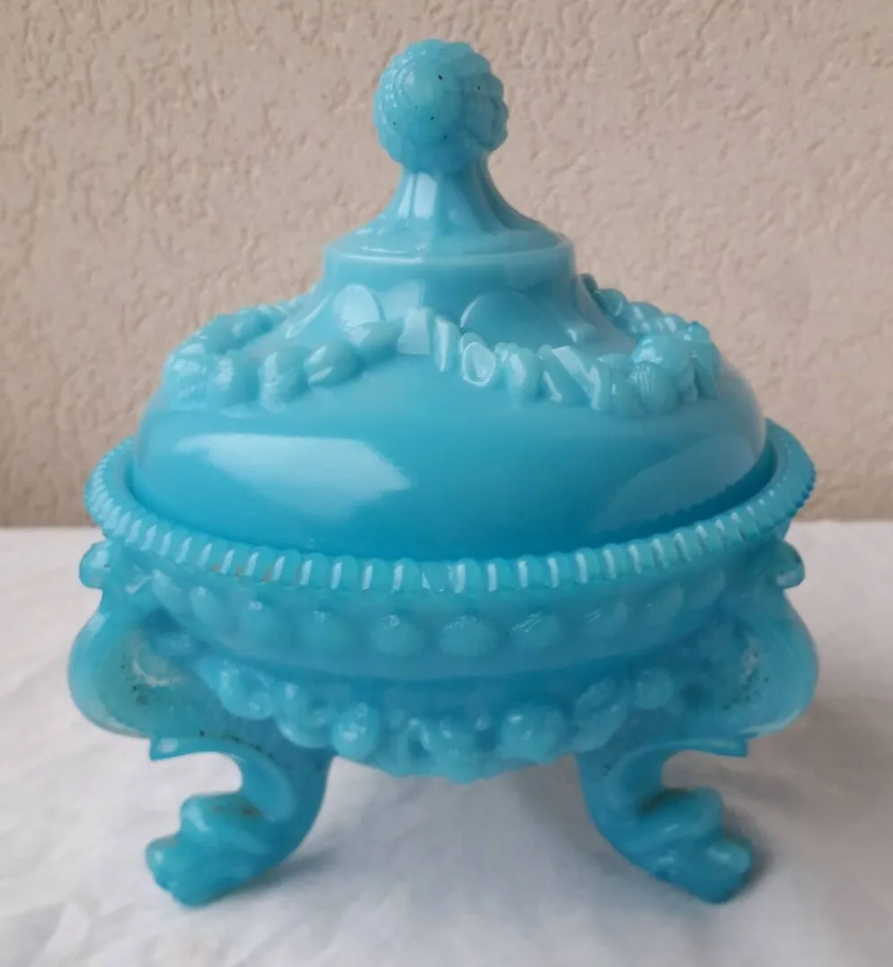 Bonbonnière en opaline bleue