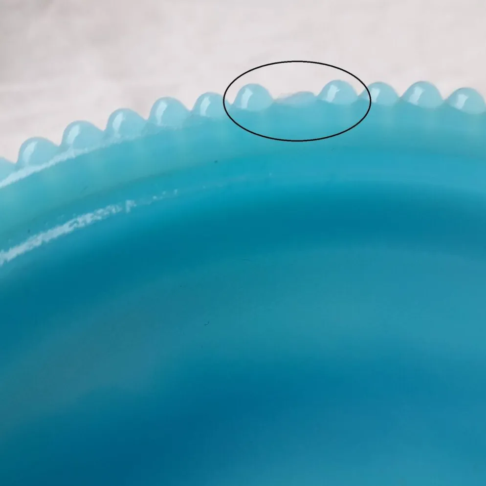 Bonbonnière en opaline bleue