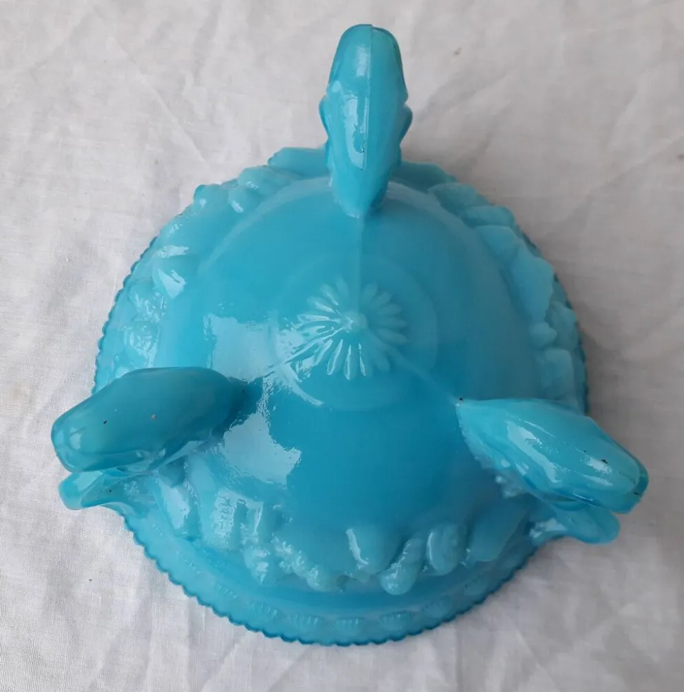 Bonbonnière en opaline bleue