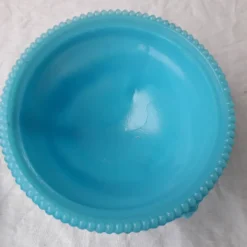 Bonbonnière en opaline bleue