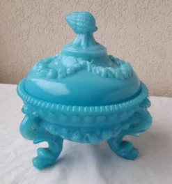 Bonbonnière en opaline bleue