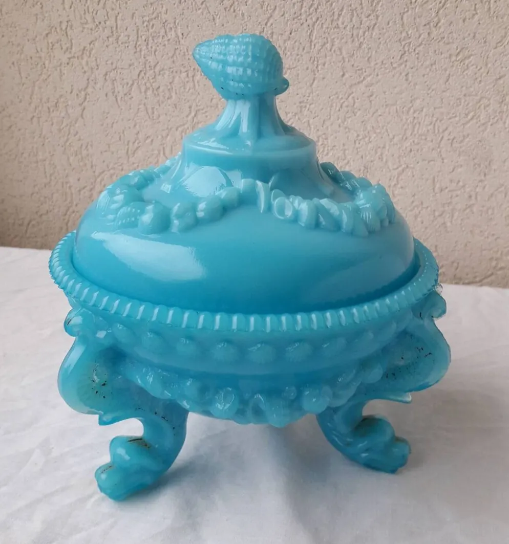 Bonbonnière en opaline bleue