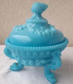 Bonbonnière en opaline bleue