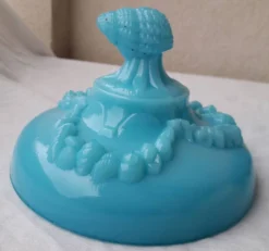 Bonbonnière en opaline bleue