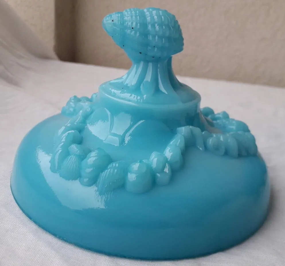 Bonbonnière en opaline bleue