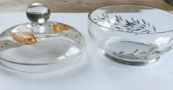 Bonbonnière en verre bohémien antique des années 1930, soufflée à la main et peinte, Art Déco
