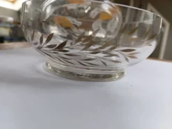 Bonbonnière en verre bohémien antique des années 1930, soufflée à la main et peinte, Art Déco