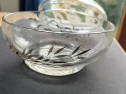 Bonbonnière en verre bohémien antique des années 1930, soufflée à la main et peinte, Art Déco