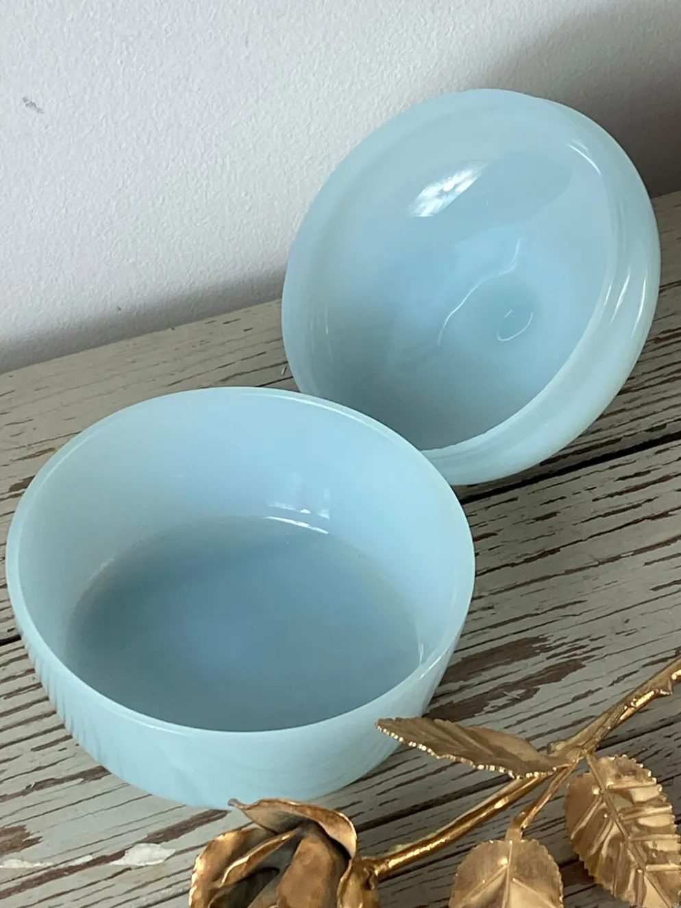 Bonbonnière en verre opalin bleu