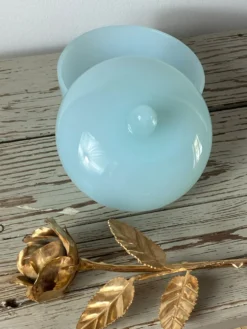 Bonbonnière en verre opalin bleu