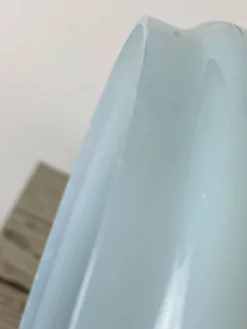 Bonbonnière en verre opalin bleu