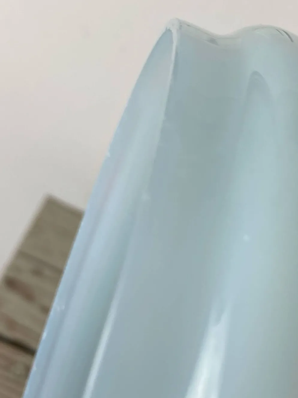 Bonbonnière en verre opalin bleu