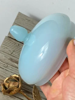 Bonbonnière en verre opalin bleu